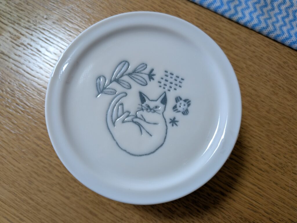 カルディで期間限定で売ってた伝統工芸の器。中にはお菓子が入っていました。